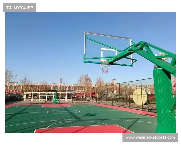 校园篮球场设施完善，为同学提供相互交流平台